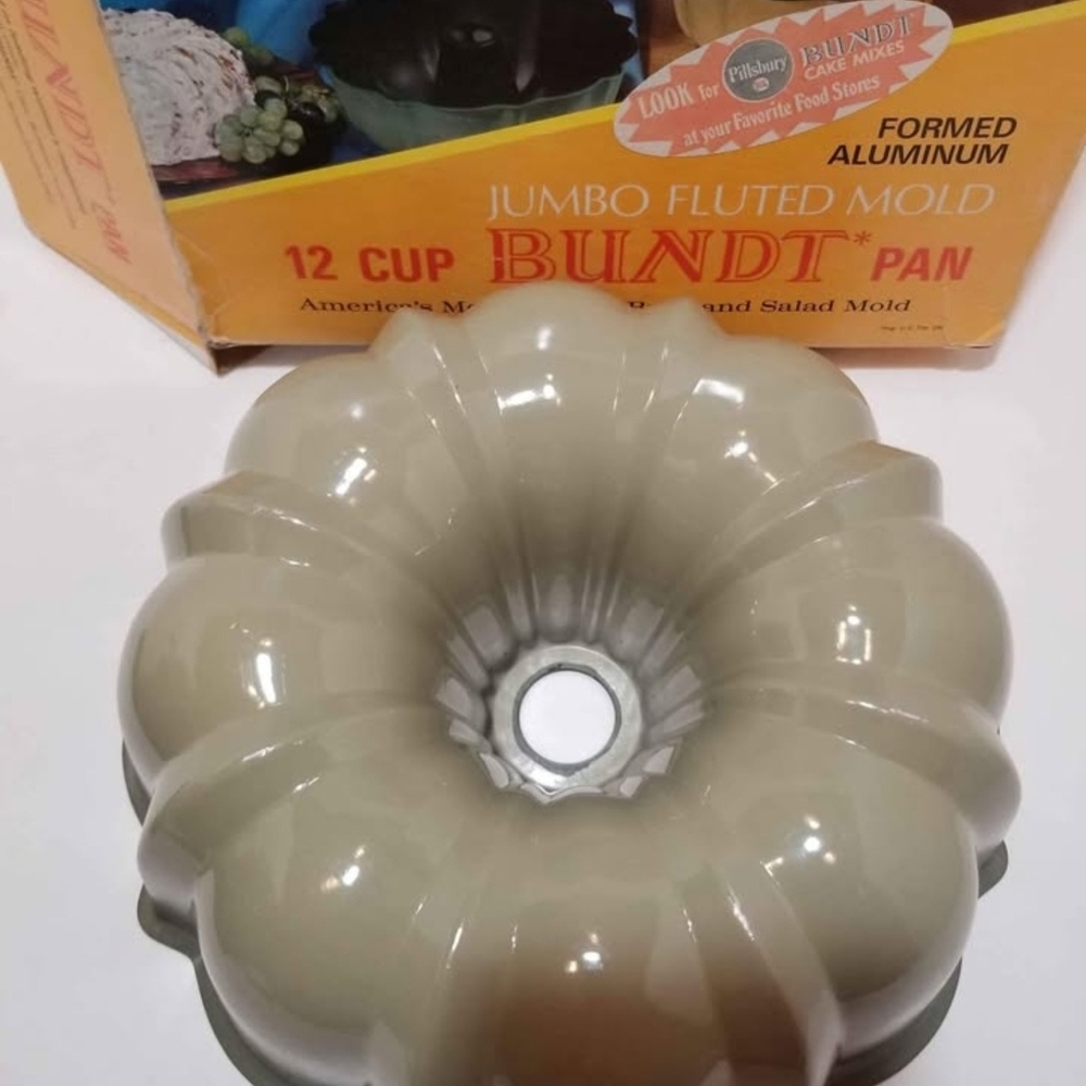 "Vintage" Nordic Ware Jumbo Fluted Bundt Pan In Original Box - Picture 10 of 10